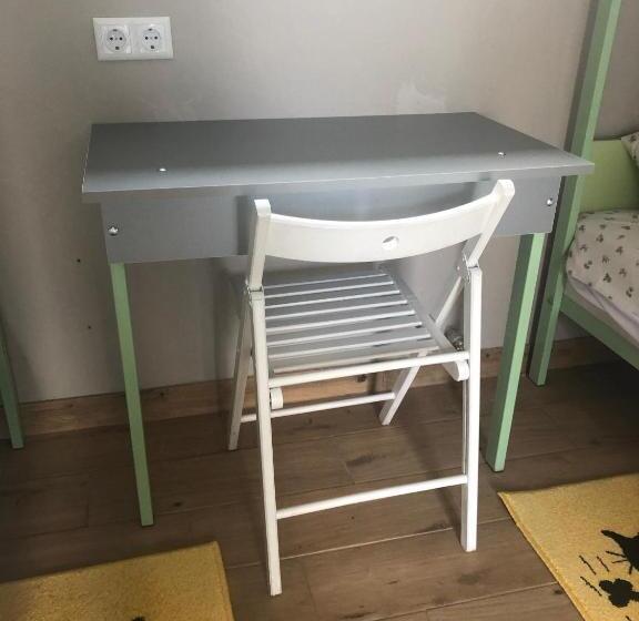 سرير فى غرفة مشتركه, Gala