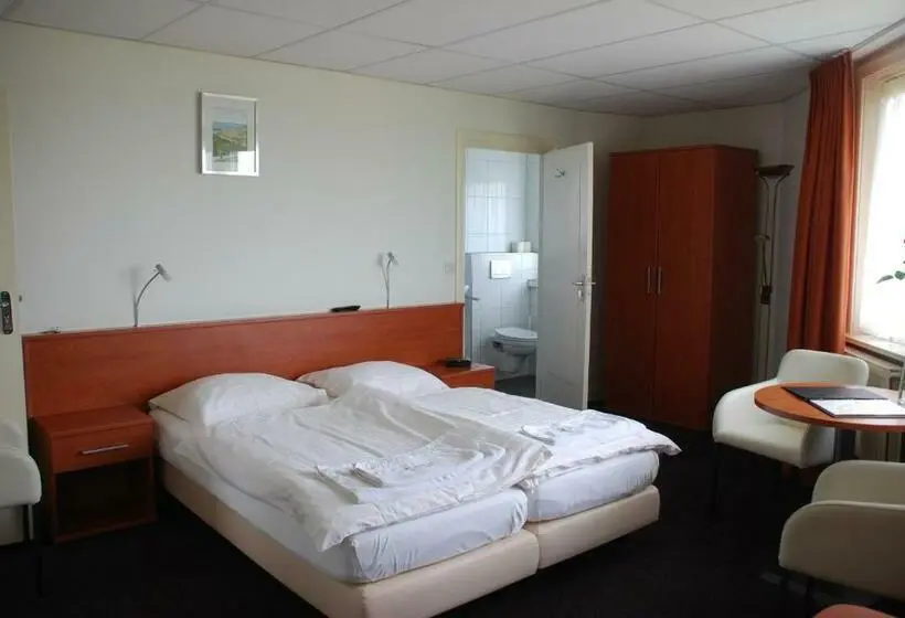 Standard Triple Room, T Streefkerkse Huis