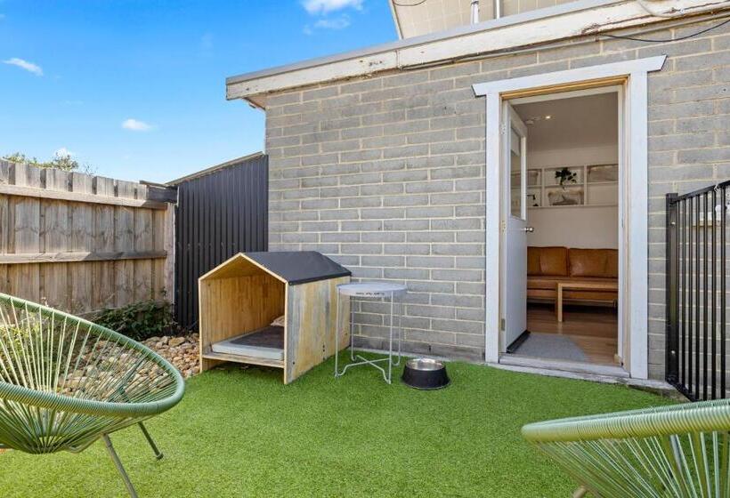 غرفة قياسية سرير ملكى, Moody's Motel