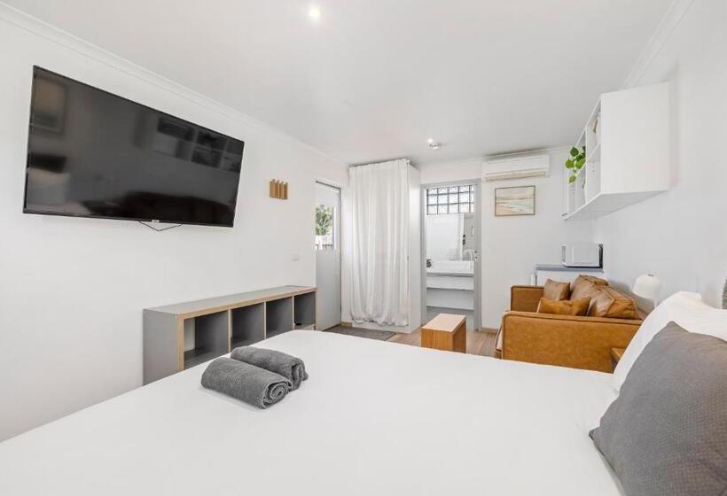 غرفة قياسية سرير ملكى, Moody's Motel