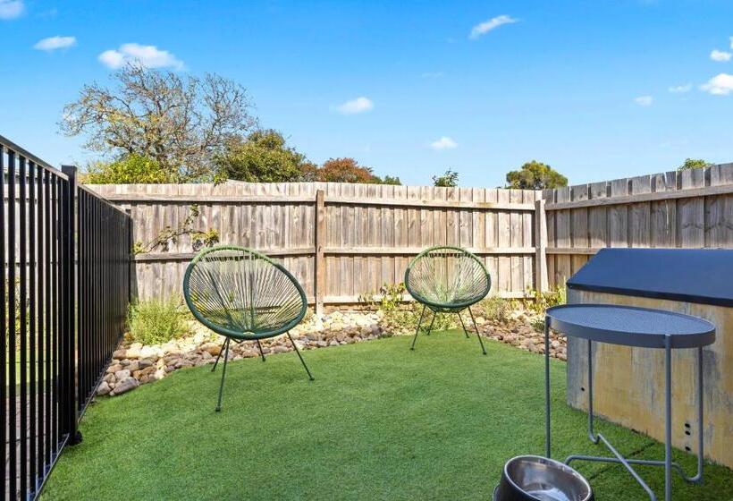 غرفة قياسية سرير ملكى, Moody's Motel