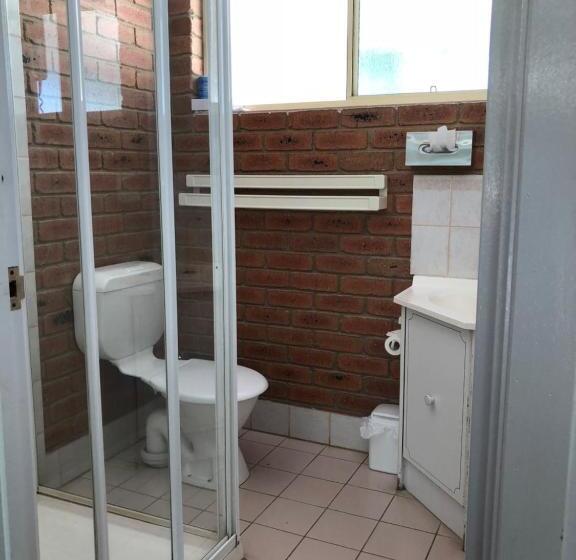 חדר משפחתי, Bullanginya Lodge