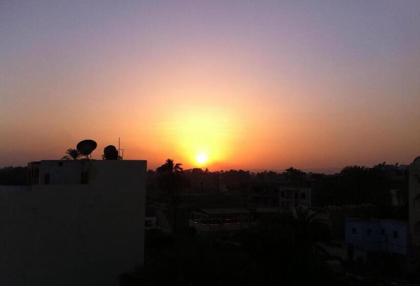 اتاق استاندارد سه نفره, Ramsess Hostel