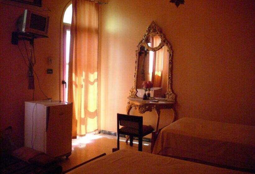اتاق استاندارد سه نفره, Ramsess Hostel