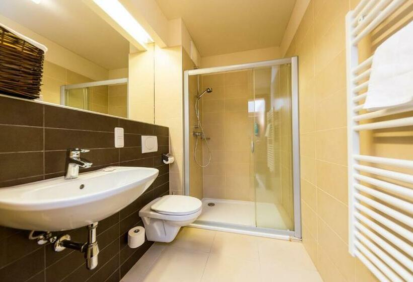 スタンダードスタジオ, Sissi Park