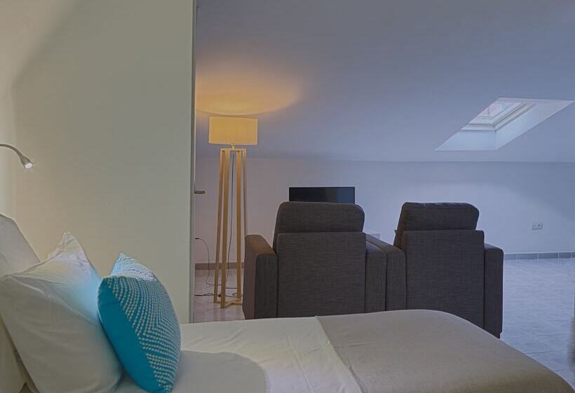 استودیوی استاندارد, Coral Compostela Beach Golf