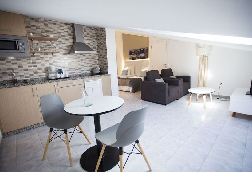 استودیوی استاندارد, Coral Compostela Beach Golf