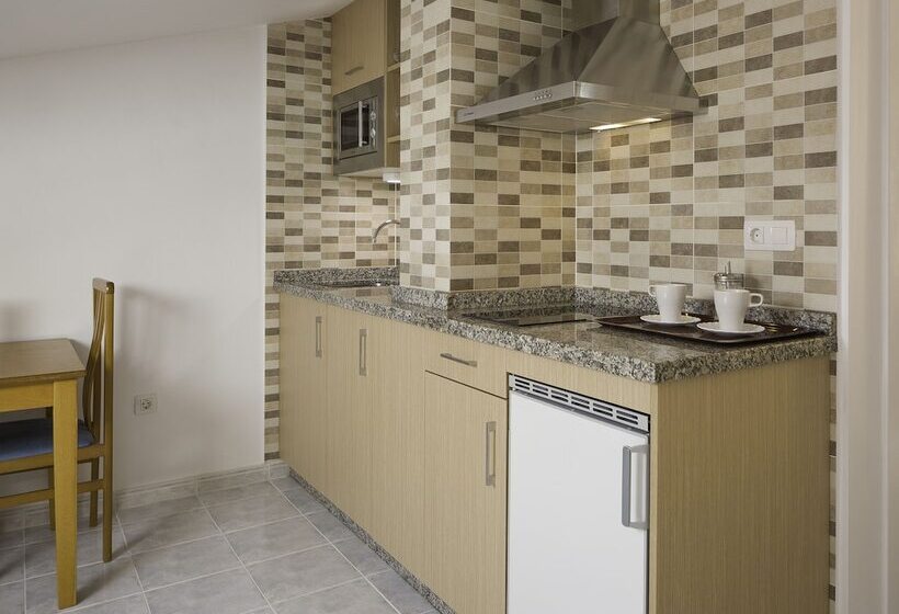 استودیوی استاندارد, Coral Compostela Beach Golf