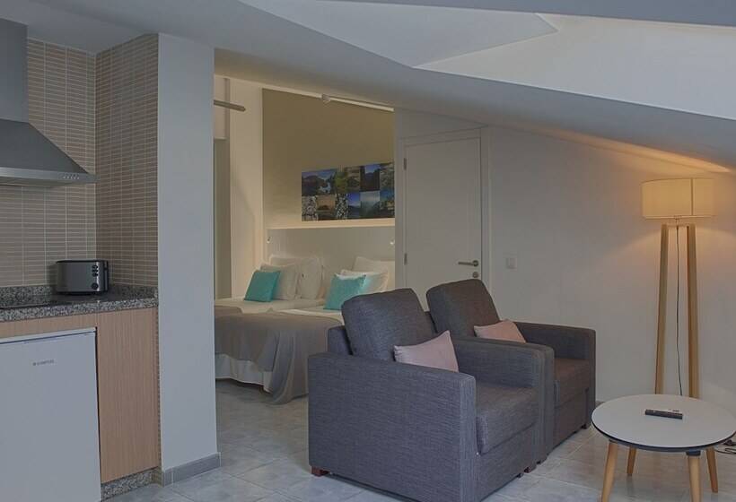 استودیوی استاندارد, Coral Compostela Beach Golf