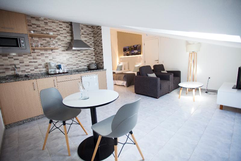 استودیوی استاندارد, Coral Compostela Beach Golf