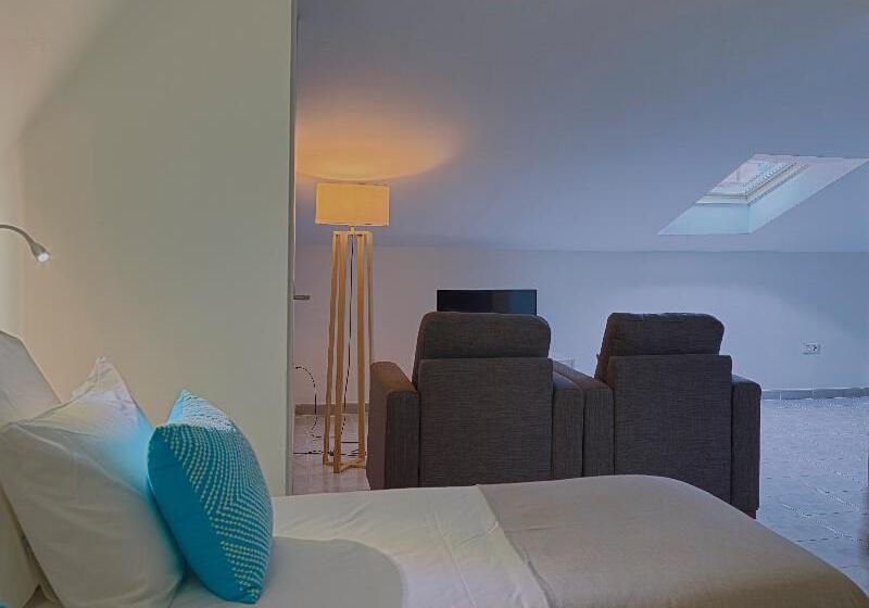 استودیوی استاندارد, Coral Compostela Beach Golf