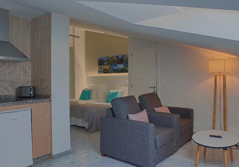 استودیوی استاندارد, Coral Compostela Beach Golf