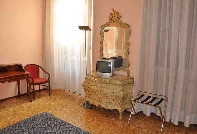 اتاق استاندارد یک نفره, Albergo Parmigiano