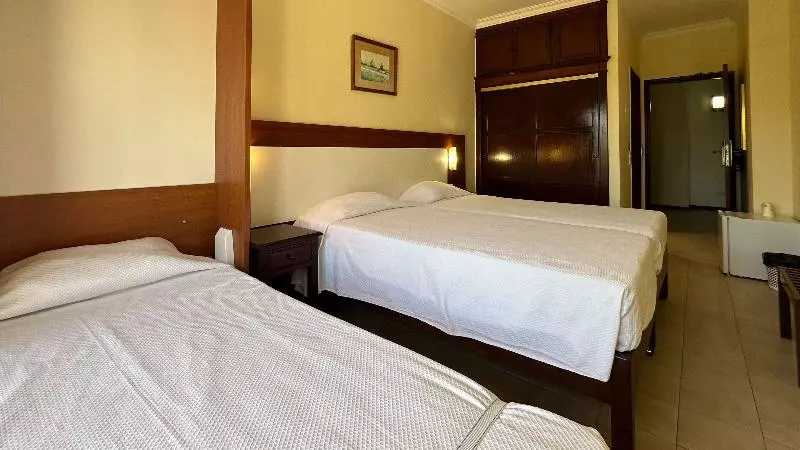 اتاق استاندارد سه نفره, Avenida Praia