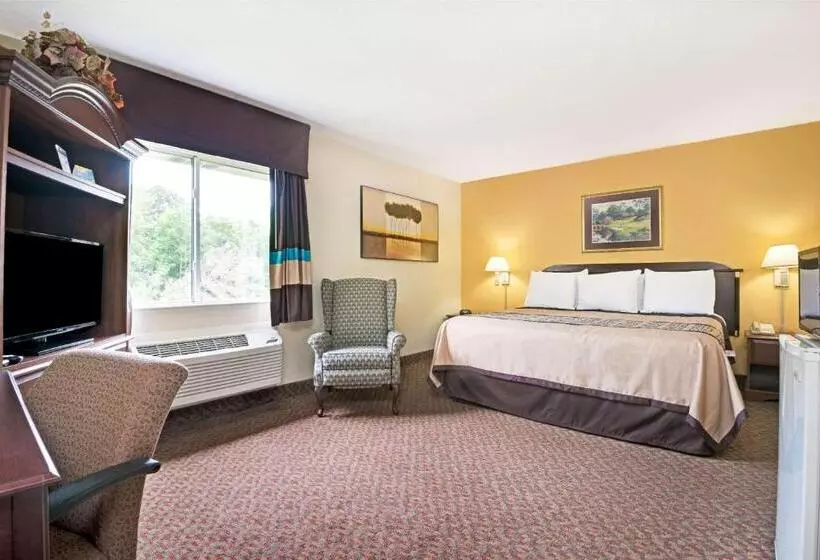 キングサイズベッドのデラックススイート, Days Inn & Suites By Wyndham Siler City