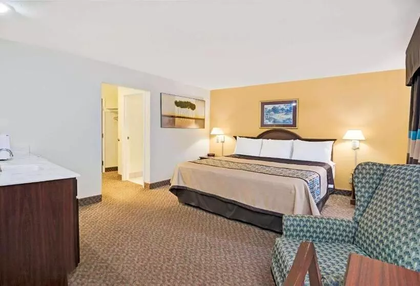 キングサイズベッドのデラックススイート, Days Inn & Suites By Wyndham Siler City