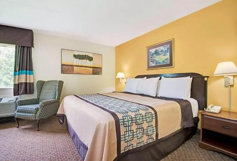 キングサイズベッドのデラックススイート, Days Inn & Suites By Wyndham Siler City