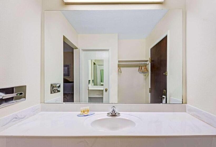 Люкс, Days Inn & Suites By Wyndham Siler City
