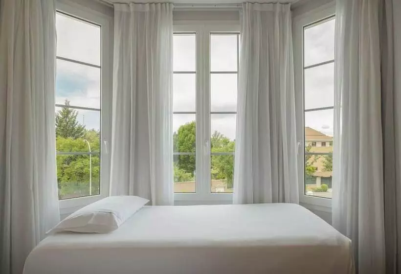 اتاق استاندارد سه نفره, Exe Zarzuela Park