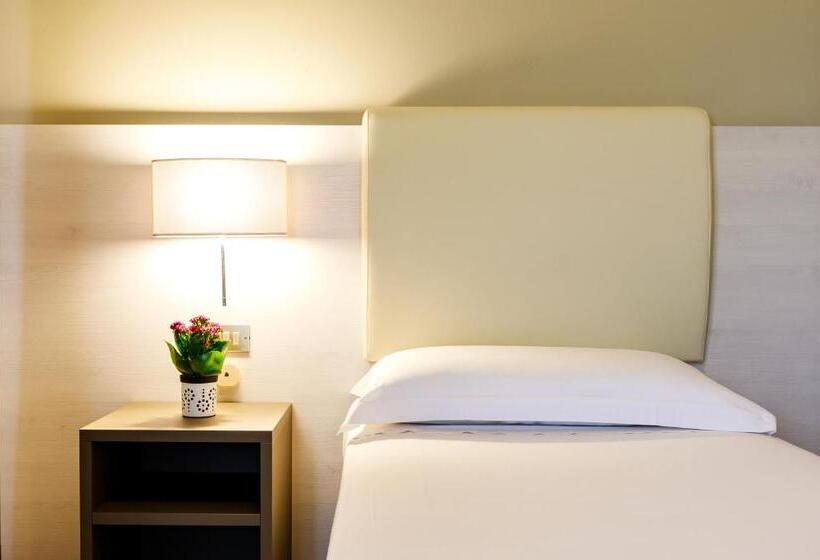 غرفة عائلية, Oleggio Malpensa