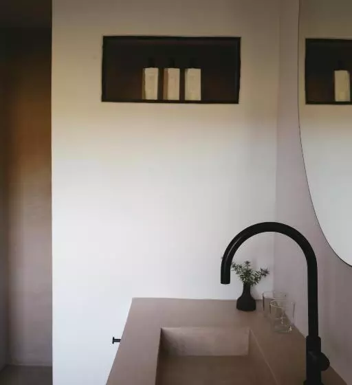 اتاق استاندارد, Can Arabí Adults Only