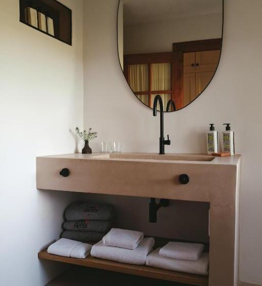 标准间, Can Arabí Adults Only