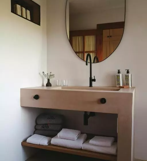 اتاق استاندارد, Can Arabí Adults Only