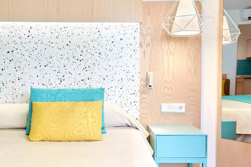 استودیوی پریمیوم, Universal Aparthotel Elisa