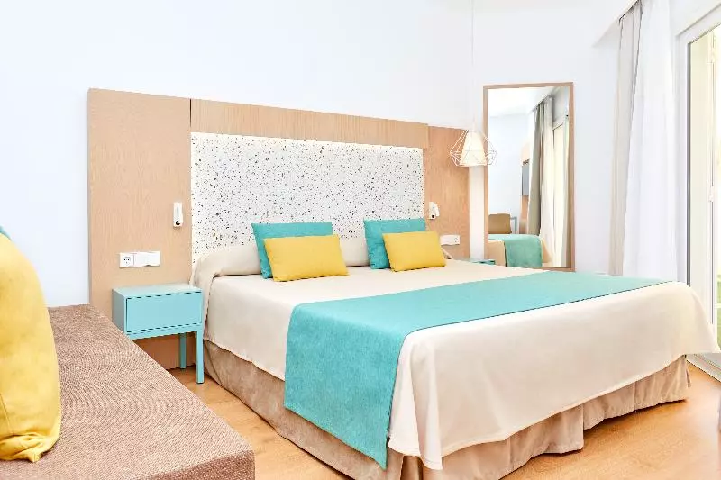 استودیوی پریمیوم, Universal Aparthotel Elisa