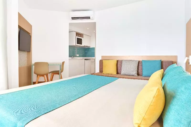 استودیوی پریمیوم, Universal Aparthotel Elisa
