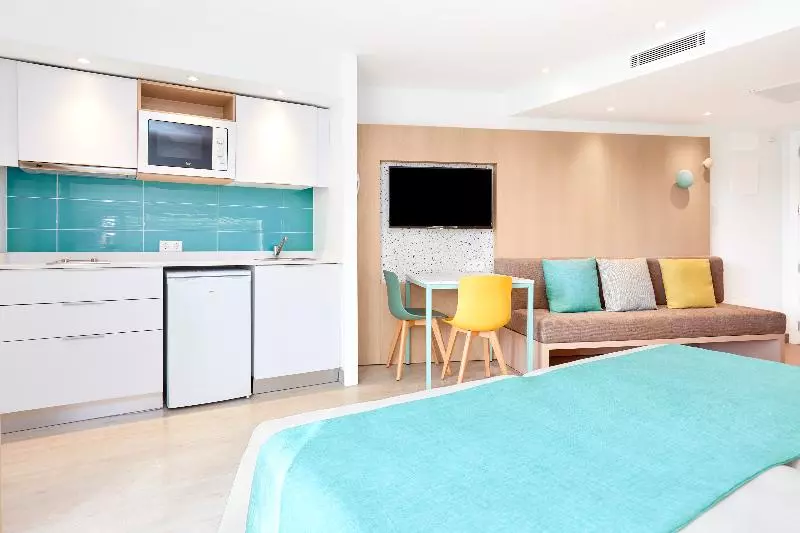 استودیوی استاندارد, Universal Aparthotel Elisa