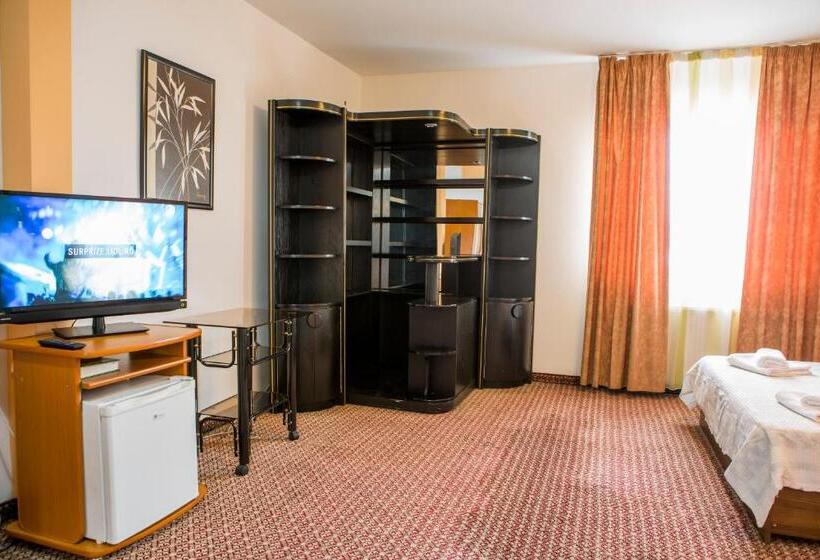 جناح جونيور, Darina