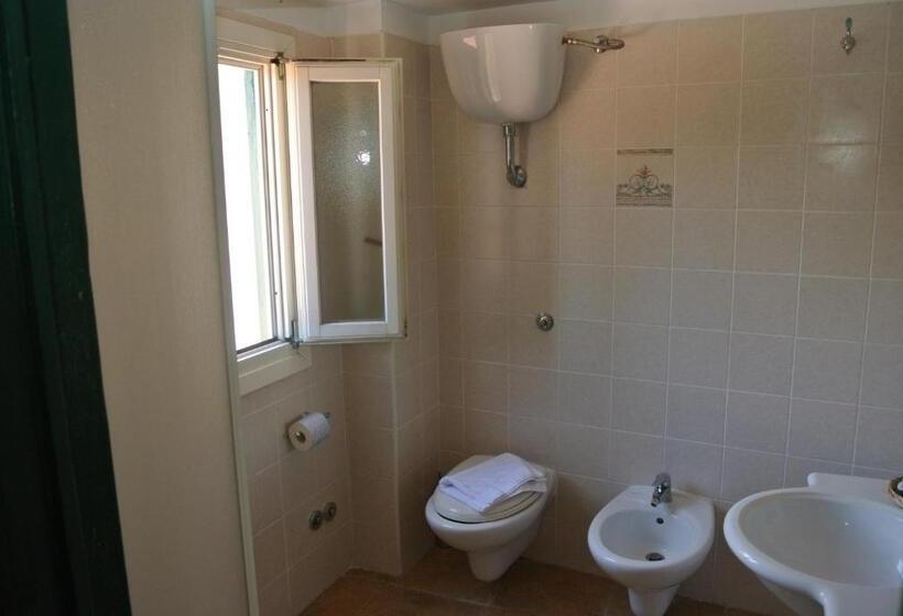 غرفة قياسية, Locanda Degli Illustri