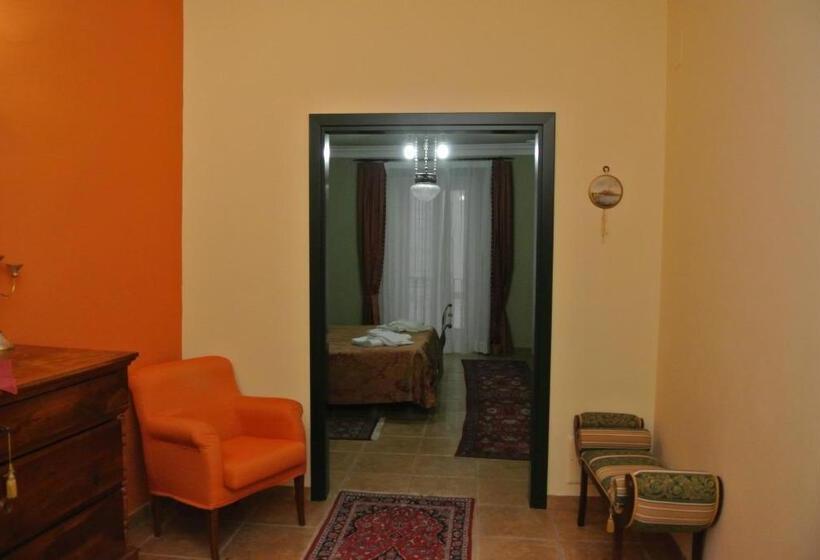 جناح مزود بجاكوزى, Locanda Degli Illustri