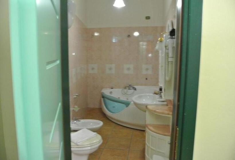 جناح مزود بجاكوزى, Locanda Degli Illustri