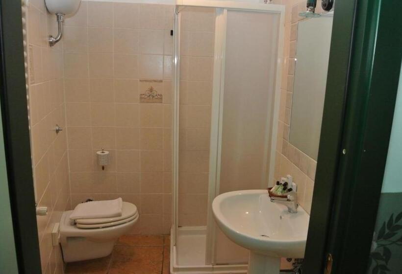 غرفة كومفورت ثلاثية, Locanda Degli Illustri