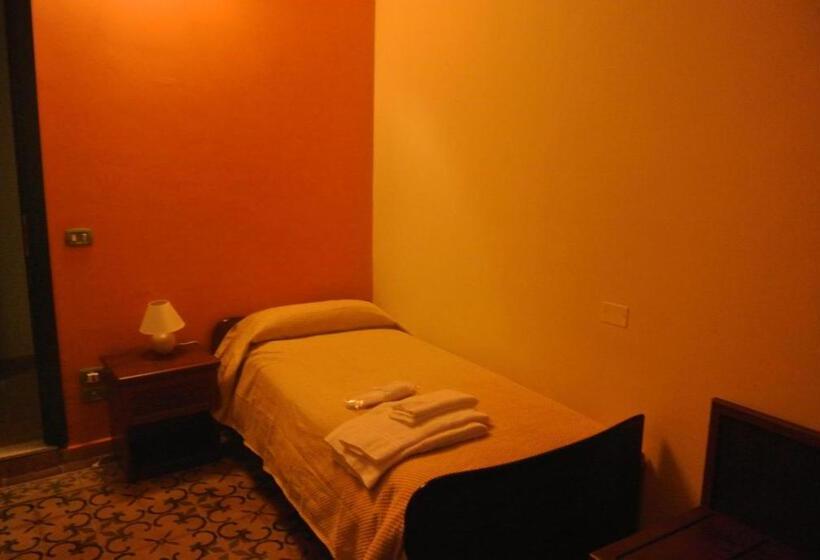 غرفة كومفورت ثلاثية, Locanda Degli Illustri