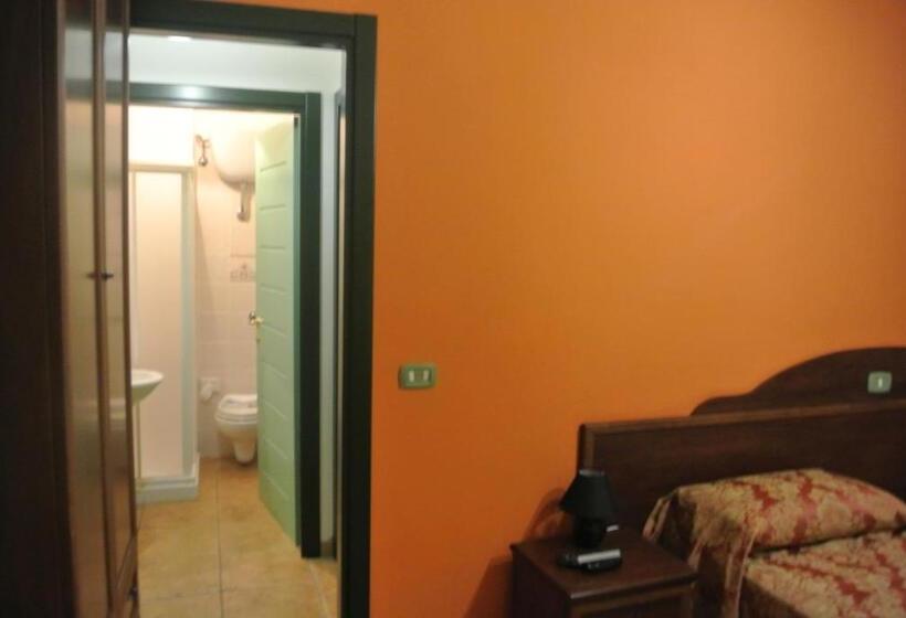 غرفة كومفورت ثلاثية, Locanda Degli Illustri