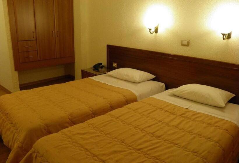 四人标准间, Meletiou