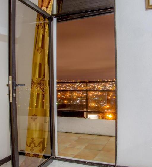 מיטת קינג בסוויטה, Hill View Hotel Mccarthy Hills