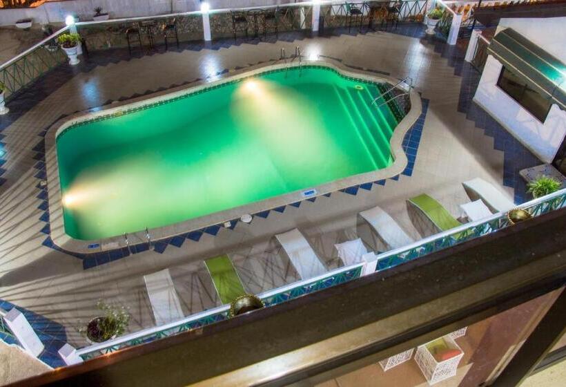 מיטת קינג בסוויטה, Hill View Hotel Mccarthy Hills