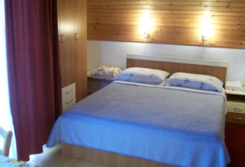 اتاق استاندارد, Adriana Guesthouse