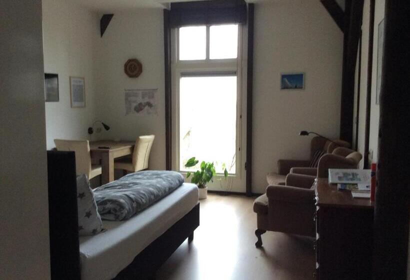 شقة غرفة واحدة, B & B Zazza