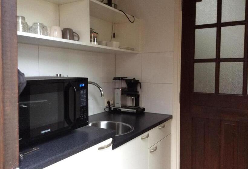 شقة غرفة واحدة, B & B Zazza