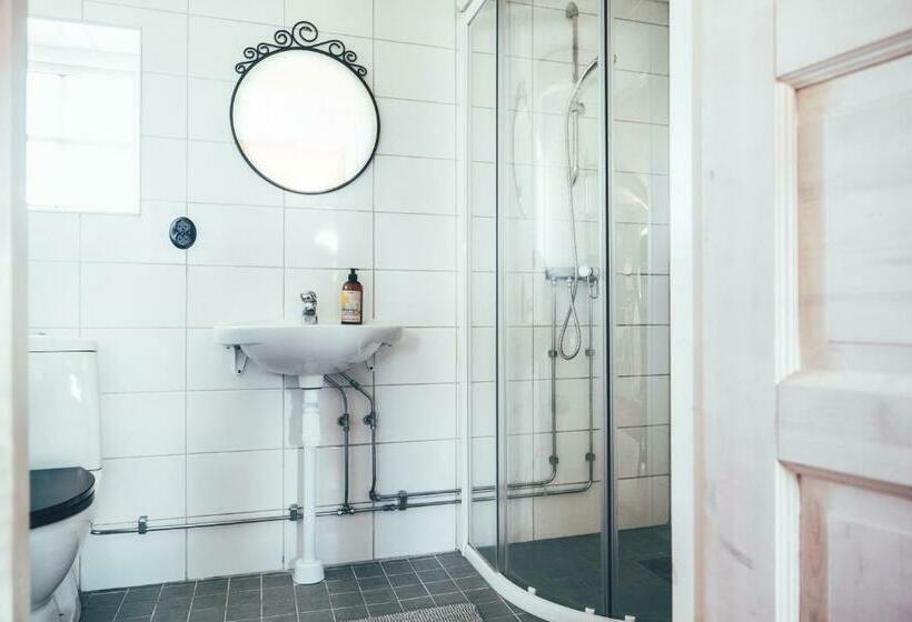 标准三人间, Farmors Lada