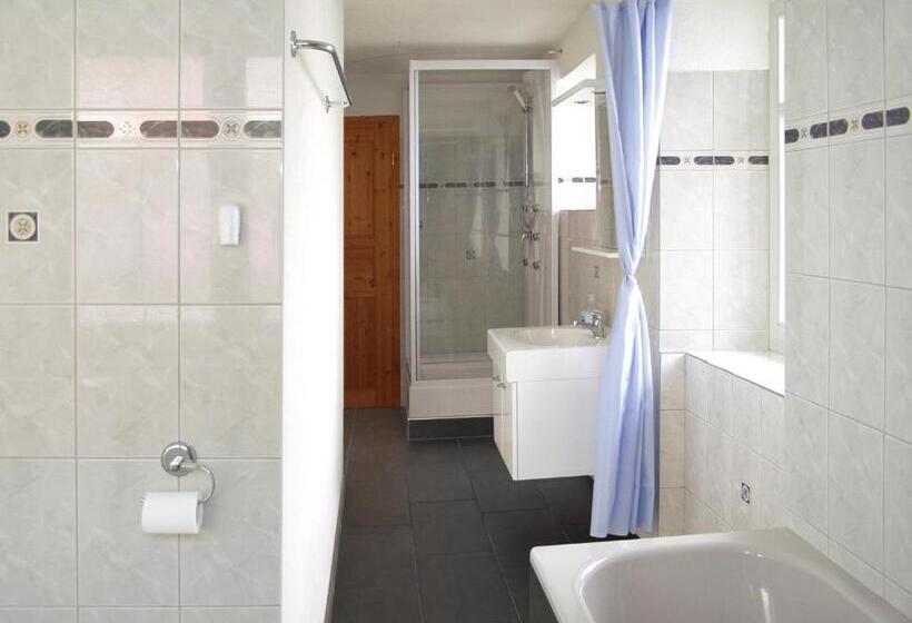 חדר סטנדרט חדר אמבטיה משותף, Boardercamp Laax   Swiss Mountain Hostel