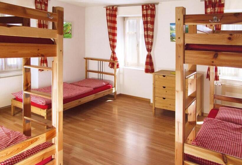 חדר סטנדרטי לארבעה עם חדר אמבטיה משותף, Boardercamp Laax   Swiss Mountain Hostel