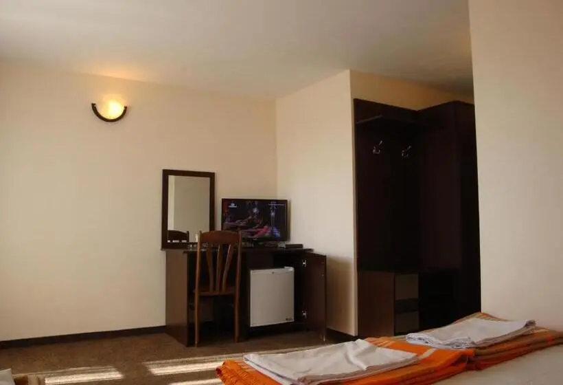 バルコニー付きスタンダードトリプルルーム, Family Hotel Diana