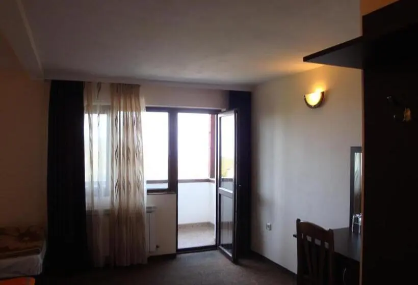バルコニー付きスタンダードトリプルルーム, Family Hotel Diana