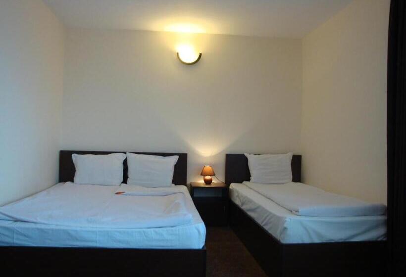 غرفة قياسية ثلاثية مزودة بشرفة, Family Hotel Diana